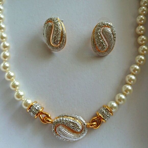 Exquisite necklace and earrings faux pearl Vintage set